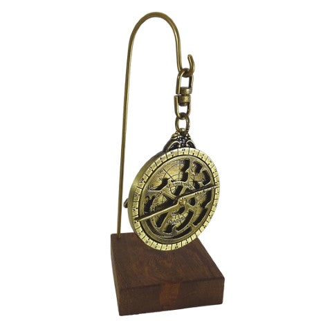 Miniatúrne astrolábium H81 na drevenom podstavci s možnosťou personalizácie gravírovaním - elegantný dekoratívny prvok ako darček pre milovníka astronómie, výška 13 cm, priemer 4,5 cm, výnimočné vyhotovenie s dôrazom na detaily