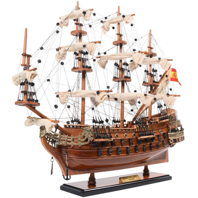 Exkluzívny model plachetnice San Felipe SF45R s rozvinutými plachtami, ručne vyrobený z exotického dreva, možnosť personalizácie gravírovaním, ideálny darček, rozmery 48,3 cm x 17,8 cm x 45,7 cm