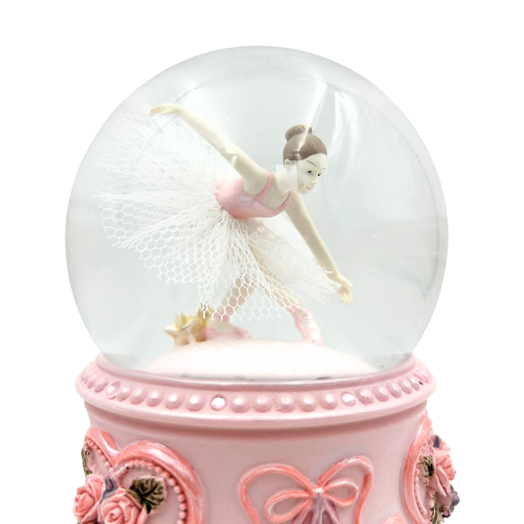 Tancujúca baletka v sklenenej guli 15cm s personalizovaným gravírovaním - elegantná hracia skrinka s pastelovou základňou a melódiou Labutie jazero