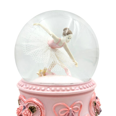 Tancujúca baletka v sklenenej guli 15cm s personalizovaným gravírovaním - elegantná hracia skrinka s pastelovou základňou a melódiou Labutie jazero