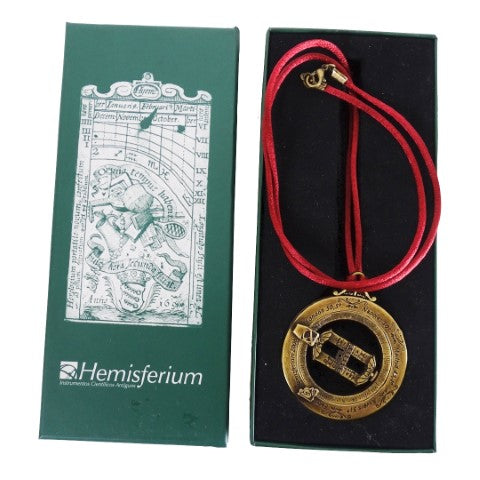 Miniatúrne slnečné hodiny H90 s astronomickými prstencami, personalizované gravírovanie, ideálny darček, bordový záves, vyhotovenie zo zamaku a mosadze, priemer 45mm