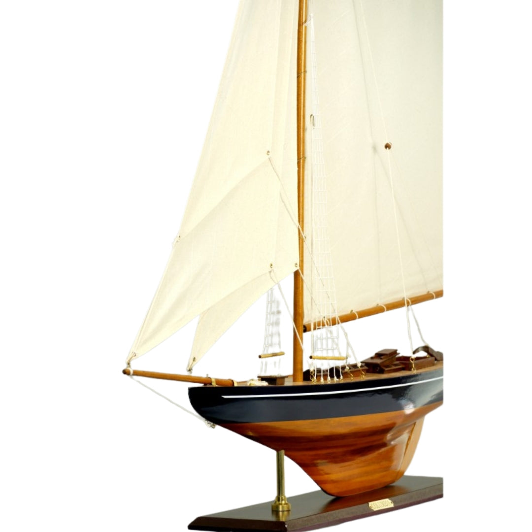 Model jachtu Columbia z ożaglowaniem gaflowym, wysokość 104 cm, drewniany, z możliwością personalizacji grawerem