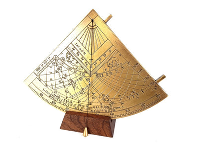Mosiężny kwadrant solarny Gunter H39 z drewnianą podstawą, możliwość personalizacji grawerem, idealny prezent dla miłośników astronomii, wysokość 17 cm, eleganckie opakowanie prezentowe
