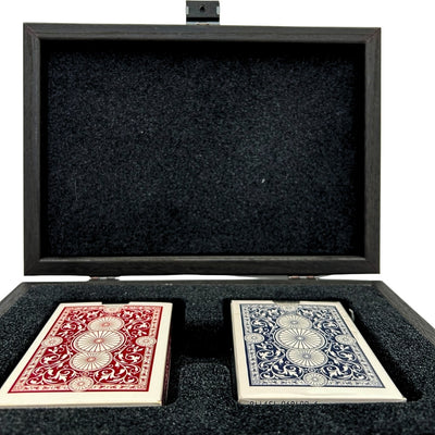 Exkluzívne hracie karty v ozdobnej škatuľke s možnosťou personalizácie gravírovaním - tmavá námornícka modrá a červená, drevená škatuľka s velúrovou výstelkou