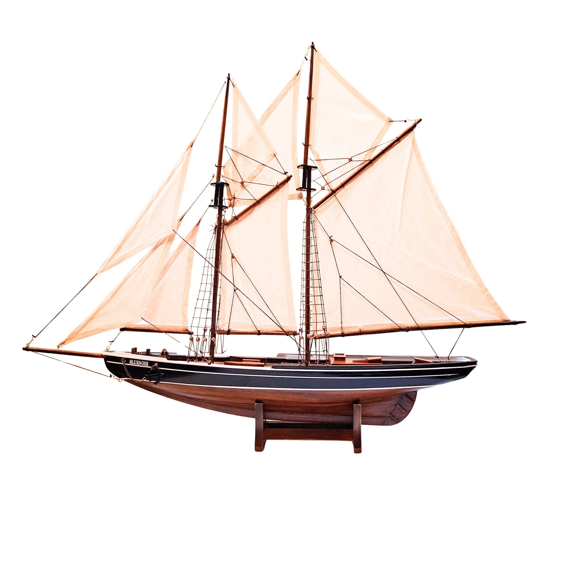 Model škunera Bluenose 78 cm s gravírovaním - elegantná drevená námornícka dekorácia ako darček pre milovníkov plachtenia a námornej histórie s prírodnými plachtami