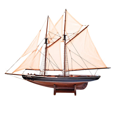 Model škunera Bluenose 78 cm s gravírovaním - elegantná drevená námornícka dekorácia ako darček pre milovníkov plachtenia a námornej histórie s prírodnými plachtami