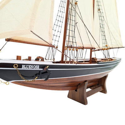 Model škunera Bluenose 78 cm s gravírovaním - elegantná drevená námornícka dekorácia ako darček pre milovníkov plachtenia a námornej histórie s prírodnými plachtami