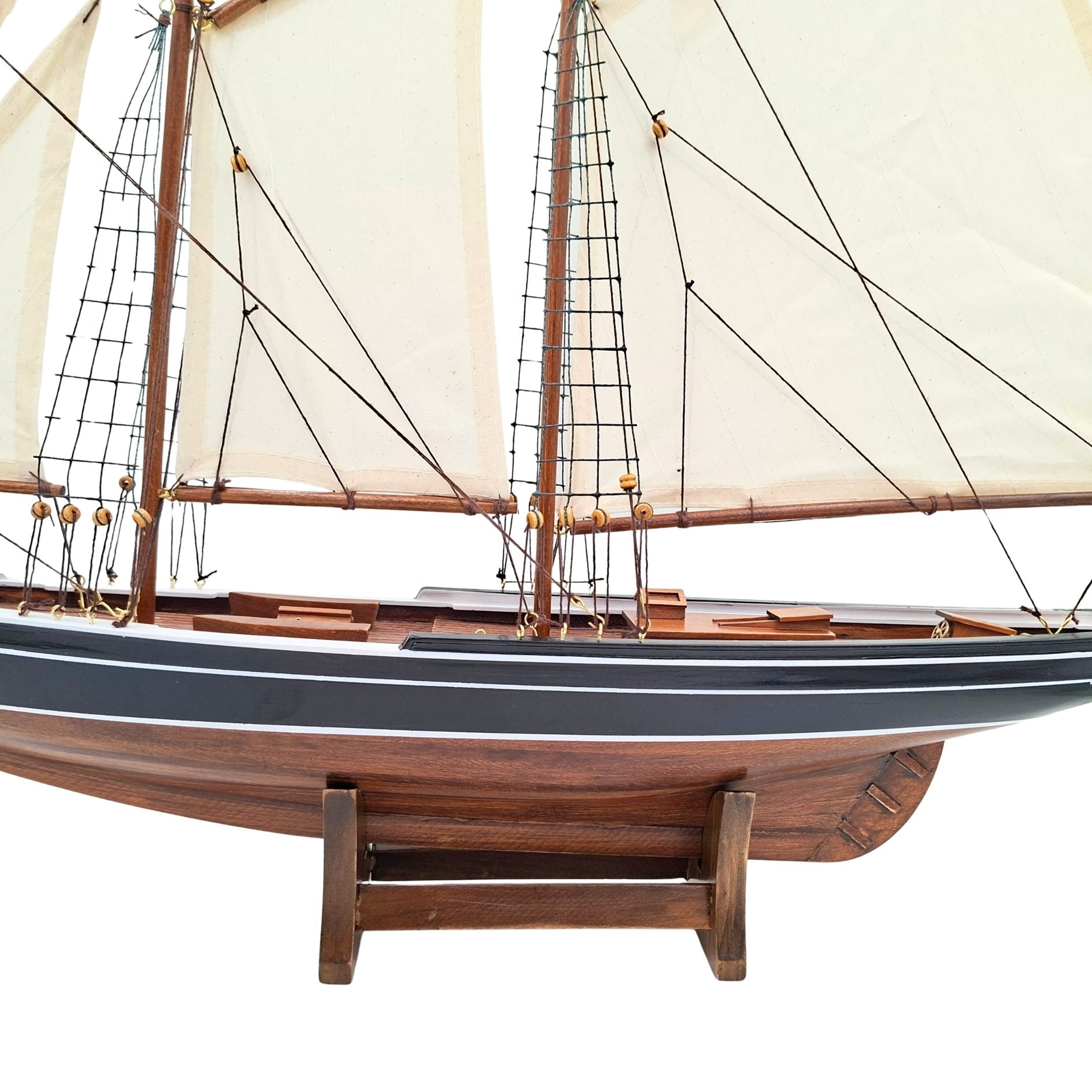 Model škunera Bluenose 78 cm s gravírovaním - elegantná drevená námornícka dekorácia ako darček pre milovníkov plachtenia a námornej histórie s prírodnými plachtami