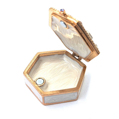 Elegantná kovová darčeková krabička s kryštálikmi B0035-08WH, bielo-zlatá, možnosť personalizácie gravírovaním, ideálna na šperky a drobnosti, 5x5x2cm