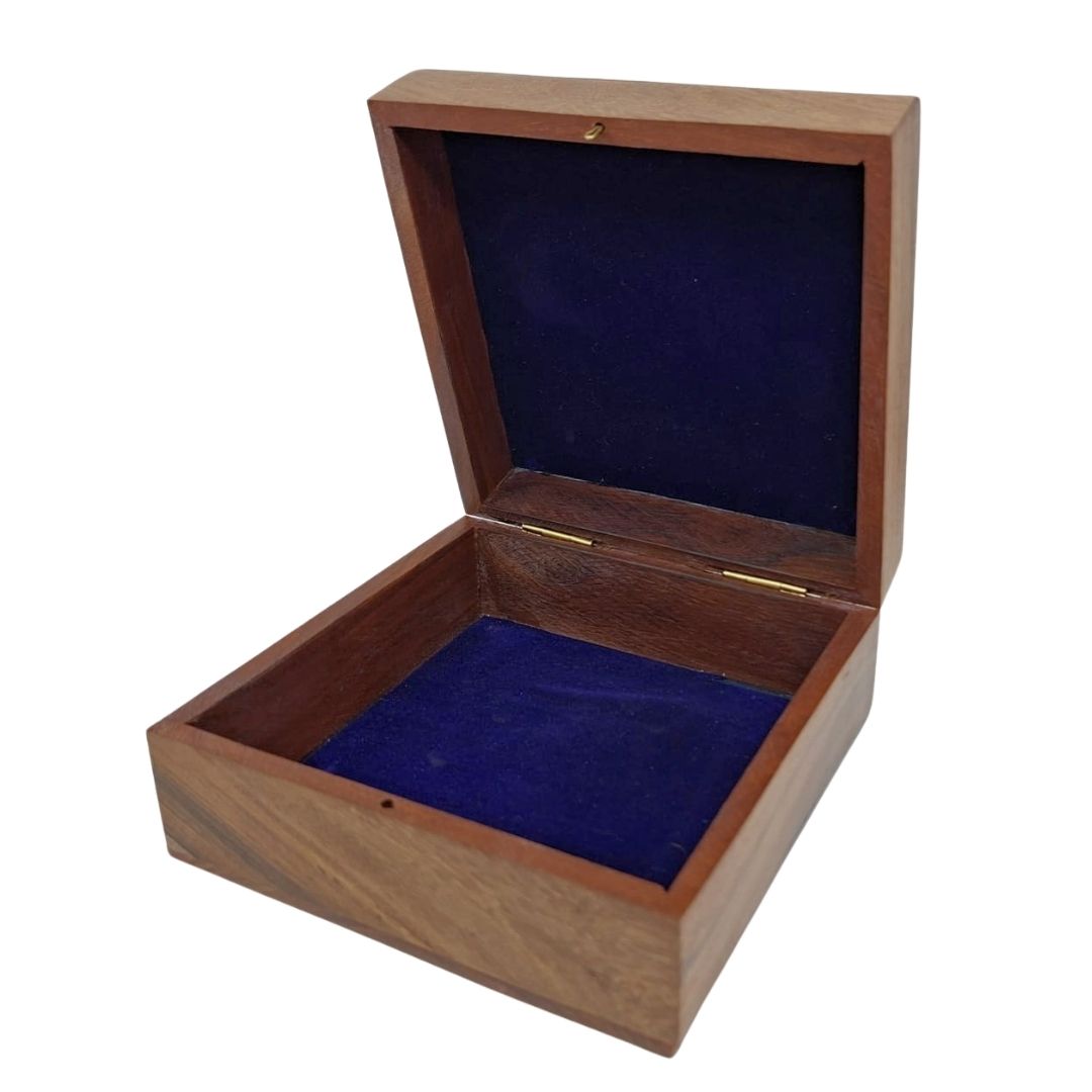 Elegantná drevená krabička s tmavomodrou výplňou 14x14x6,5 cm s možnosťou personalizácie gravírovaním