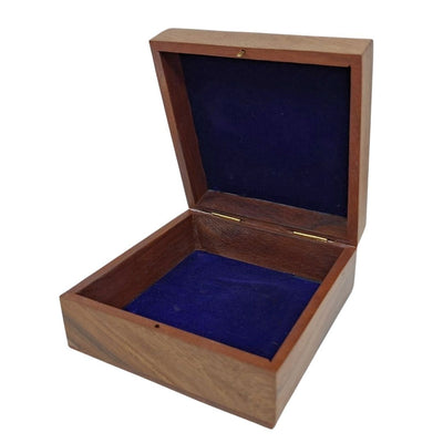 Elegantná drevená krabička s tmavomodrou výplňou 14x14x6,5 cm s možnosťou personalizácie gravírovaním