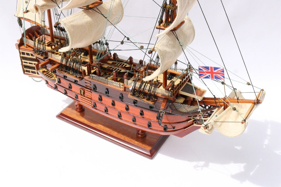 Model Żaglowca HMS Victory Złożony 54 cm - Ręcznie Wykonana Replika z Możliwością Personalizacji Grawerem - Idealny Prezent dla Miłośników Żeglarstwa - Wysoka Jakość, Elegancka Drewniana Podstawa