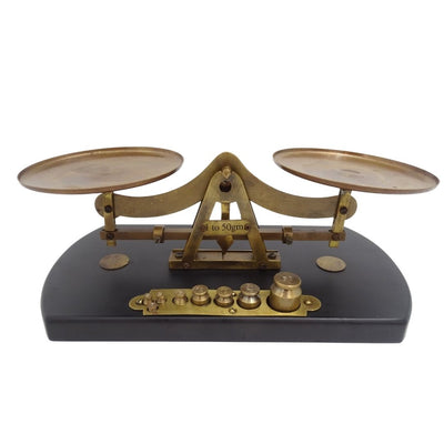 Retro váhy WSB7 z mosadze na drevenej základni s personalizovaným gravírovaním – ideálny darček s 8 závažiami (1g, 2g, 5g, 10g, 20g, 50g) – výška 10cm, dĺžka 25,5cm