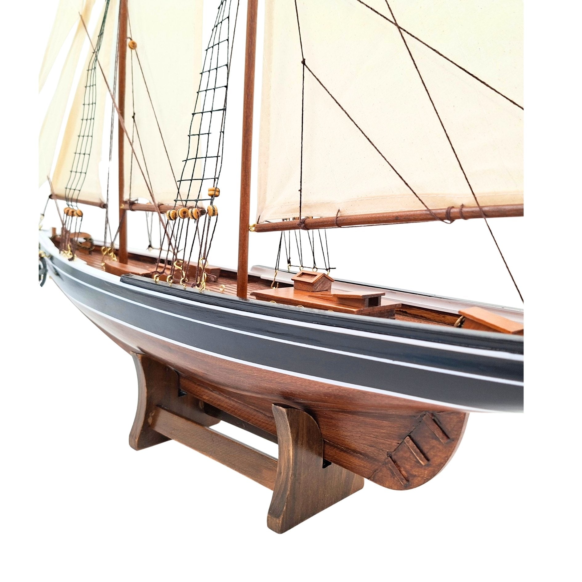 Model škunera Bluenose 78 cm s gravírovaním - elegantná drevená námornícka dekorácia ako darček pre milovníkov plachtenia a námornej histórie s prírodnými plachtami