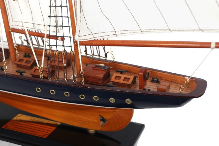 Model škunera Atlantic 72cm - replika legendárnej lode s možnosťou personalizácie gravírovaním - ideálny darček pre milovníkov jachtingu - vyrobený z dreva s látkovými plachtami
