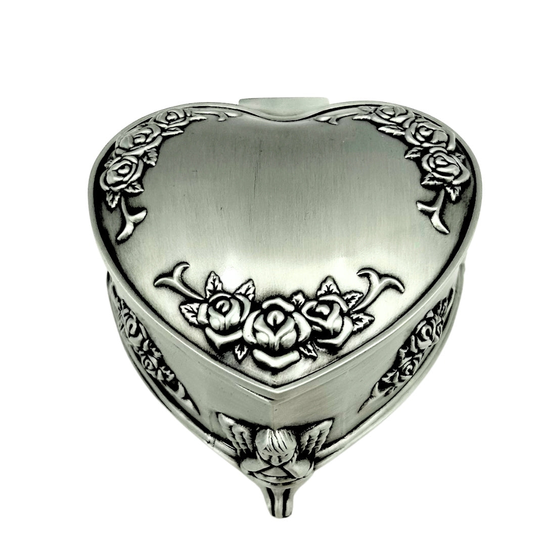 Kovová škatuľka v tvare srdca s možnosťou personalizácie gravírovaním – elegantný darček na Valentína, výročie alebo narodeniny, zdobená motívom ruže, rozmery 8,7 x 8,4 x 5,1 cm