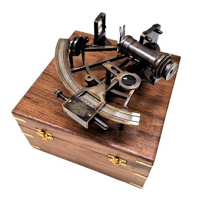 Mosadzný sextant s gravírovaním v drevenej škatuľke