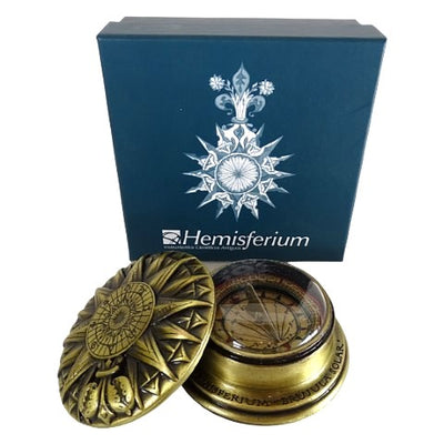 Mosadzný renesančný solárny kompas s gravírovaním - elegantný vintage darček s výškou 4,5 cm a priemerom 8,5 cm