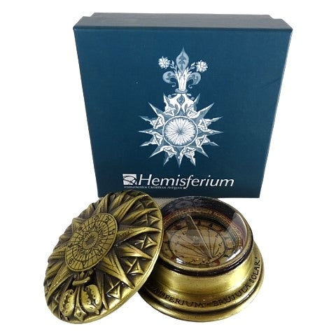 Mosadzný renesančný solárny kompas s gravírovaním - elegantný vintage darček s výškou 4,5 cm a priemerom 8,5 cm