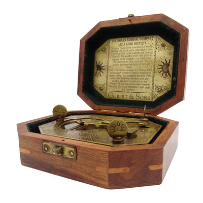 Retro slnečné hodiny s kompasom v drevenej škatuľke s možnosťou personalizácie gravírovaním