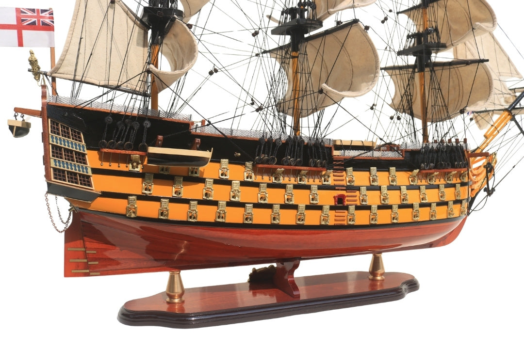 Model plachetnice HMS Victory 80cm zložený s možnosťou personalizácie gravírovaním - exkluzívna dekorácia ako darček, ručne vyrobený z exotického dreva, vysoká kvalita a dôraz na detaily