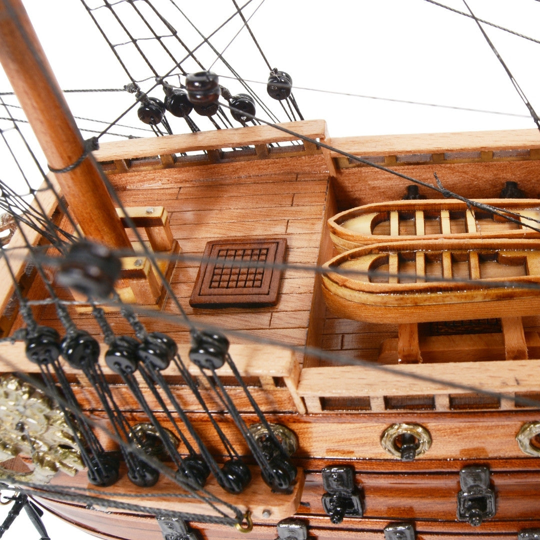 Exkluzívny model plachetnice San Felipe SF45R s rozvinutými plachtami, ručne vyrobený z exotického dreva, možnosť personalizácie gravírovaním, ideálny darček, rozmery 48,3 cm x 17,8 cm x 45,7 cm