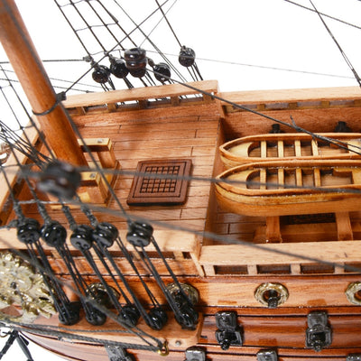 Exkluzívny model plachetnice San Felipe SF45R s rozvinutými plachtami, ručne vyrobený z exotického dreva, možnosť personalizácie gravírovaním, ideálny darček, rozmery 48,3 cm x 17,8 cm x 45,7 cm