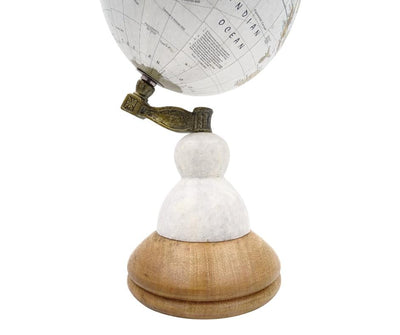 Dekoračný glóbus Voyager na mramorovo-drevenom podstavci s možnosťou personalizácie gravírovaním – elegantný darček pre milovníkov cestovania, výška 32 cm, priemer 15,5 cm, biela mapa s farebnými kontinentmi