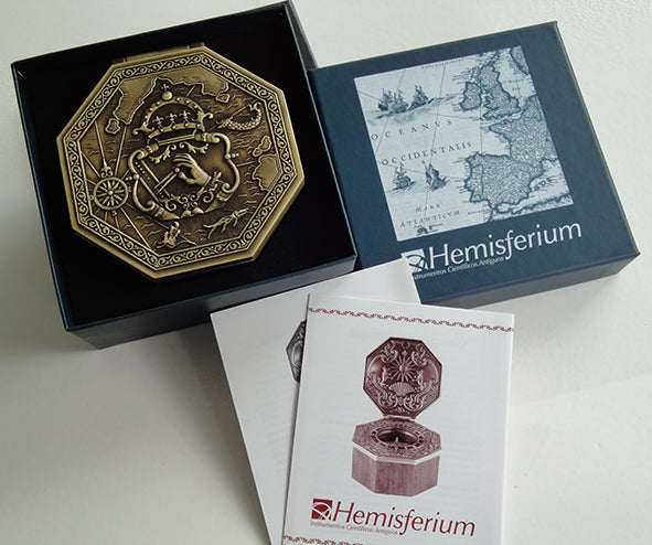 Exkluzívny magnetický kompas Cardan s gravírovaním - replika ako námornícky darček, výška 5,8 cm, bukové a dubové drevo, mosadz, renesančný štýl