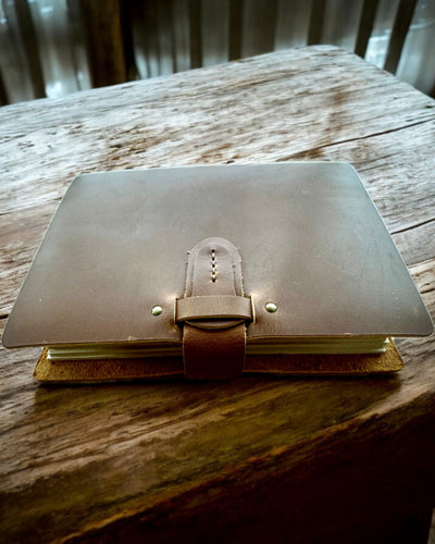 Prémiový zápisník "RetroNotes" – Elegantný zápisník z pravej kože - 200 strán, 120g, zápisník, skicár, hnedá farba, personalizácia gravírovaním