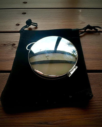 Vodotesný Mosadzný Kompas so Svietiacim Efektom - Nevyhnutnosť na Turistiku a Kemping, personalizácia gravírovaním