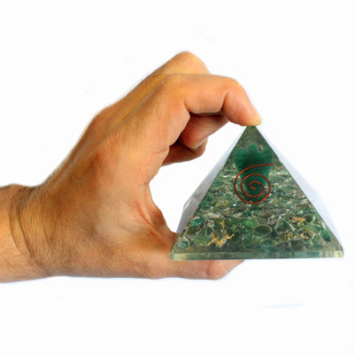 Magická orgonitová pyramída 70 mm - anjel s ezoterickými predmetmi, zelenkastým vnútrom a ručnou úpravou