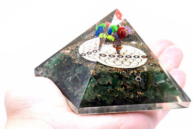 Orgonitová pyramída so zeleným akvamarínom a symbolikou Kvetu života