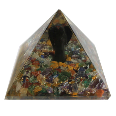 Magická orgonitová pyramída 70 mm - anjel s ezoterickými predmetmi, zelenkastým vnútrom a ručnou úpravou