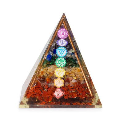 Stredná orgonitová pyramída 7x6 cm s medenými tyčinkami a 7 čakrovými kameňmi - viacfarebný prvok energetickej harmónie ako darček