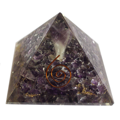 Magická orgonitová pyramída 70 mm - anjel s ezoterickými predmetmi, zelenkastým vnútrom a ručnou úpravou