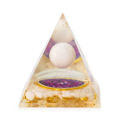 Orgonitová pyramída s bielou kremennou guľou 7x6 cm - prírodné kúsky kremeňa a zlaté plátky