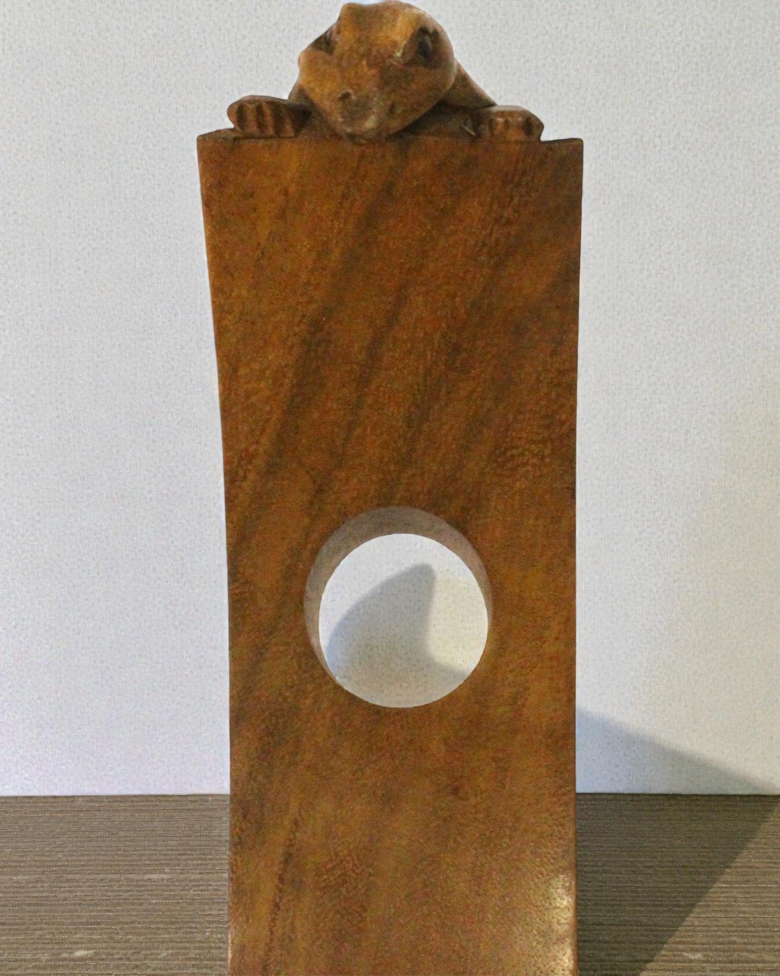 Gekon Balance – umelecký vyvažovací držiak na víno z dreva suar