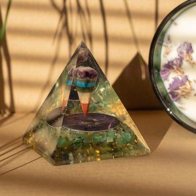 Stredná orgonitová pyramída s kyvadlom a zelenými úlomkami avanturínu 7x6 cm