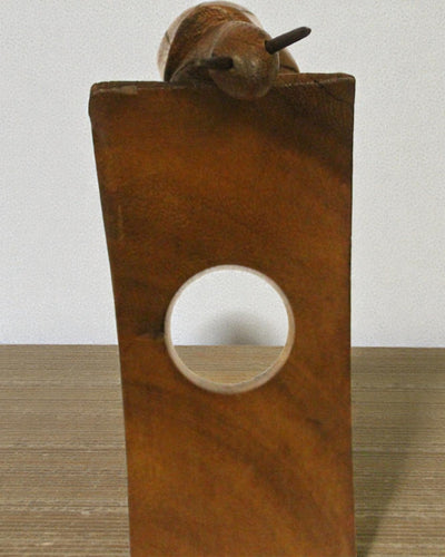 Slimák someliéra – ručne vyrezávaný vyvažovací držiak na fľašu vína z dreva suar