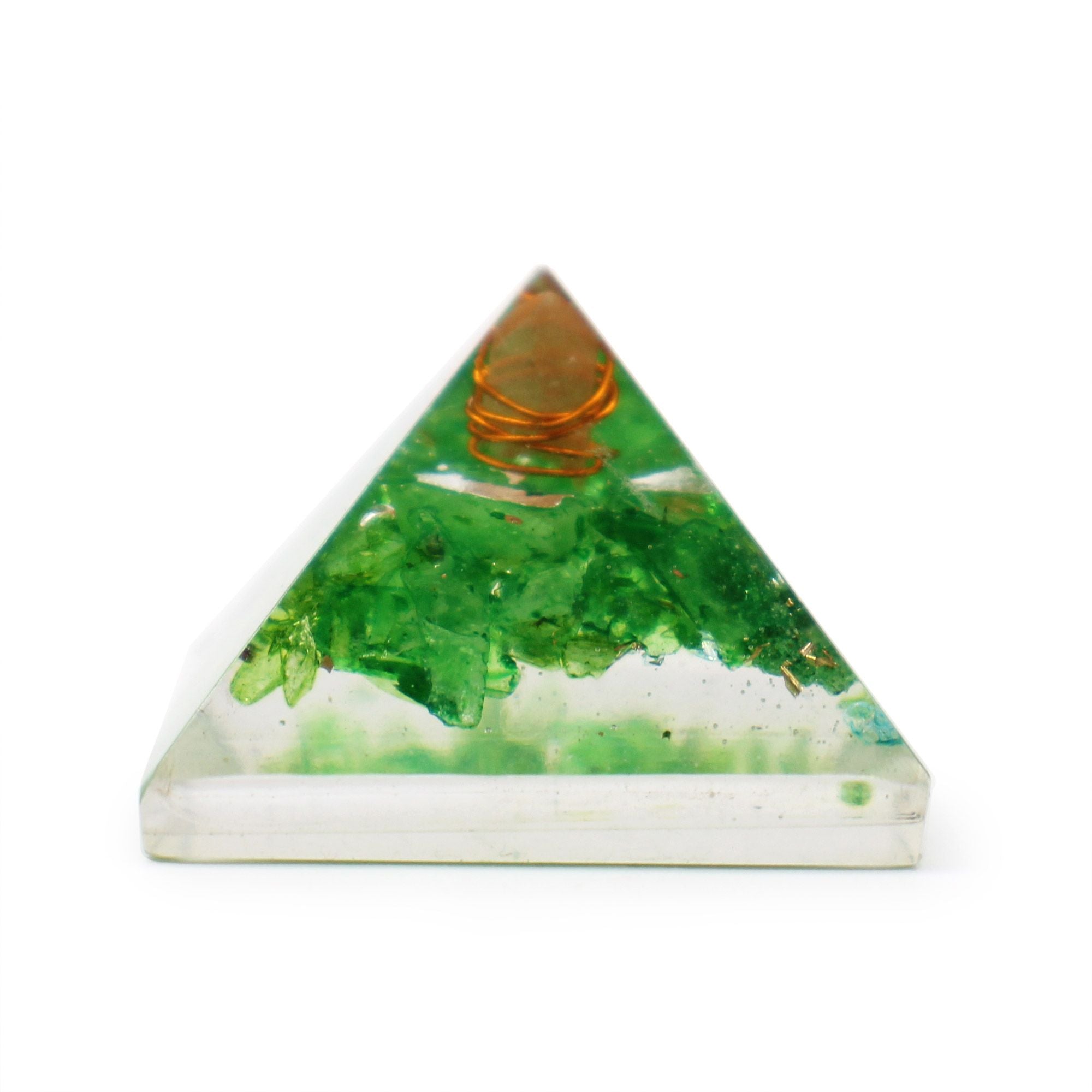 Malá orgonitová pyramída 25mm so zelenými drahokamami a meďou