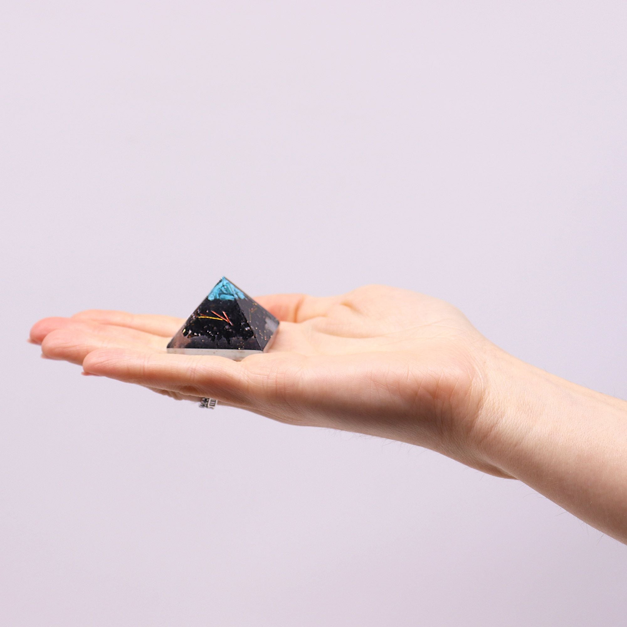 Malá orgonitová pyramída 25mm so zelenými drahokamami a meďou