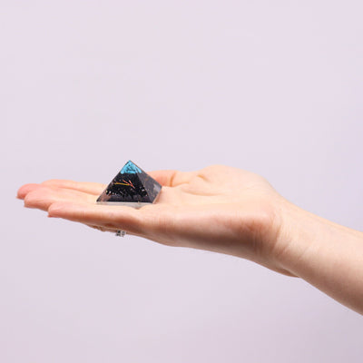 Malá orgonitová pyramída 25mm so zelenými drahokamami a meďou