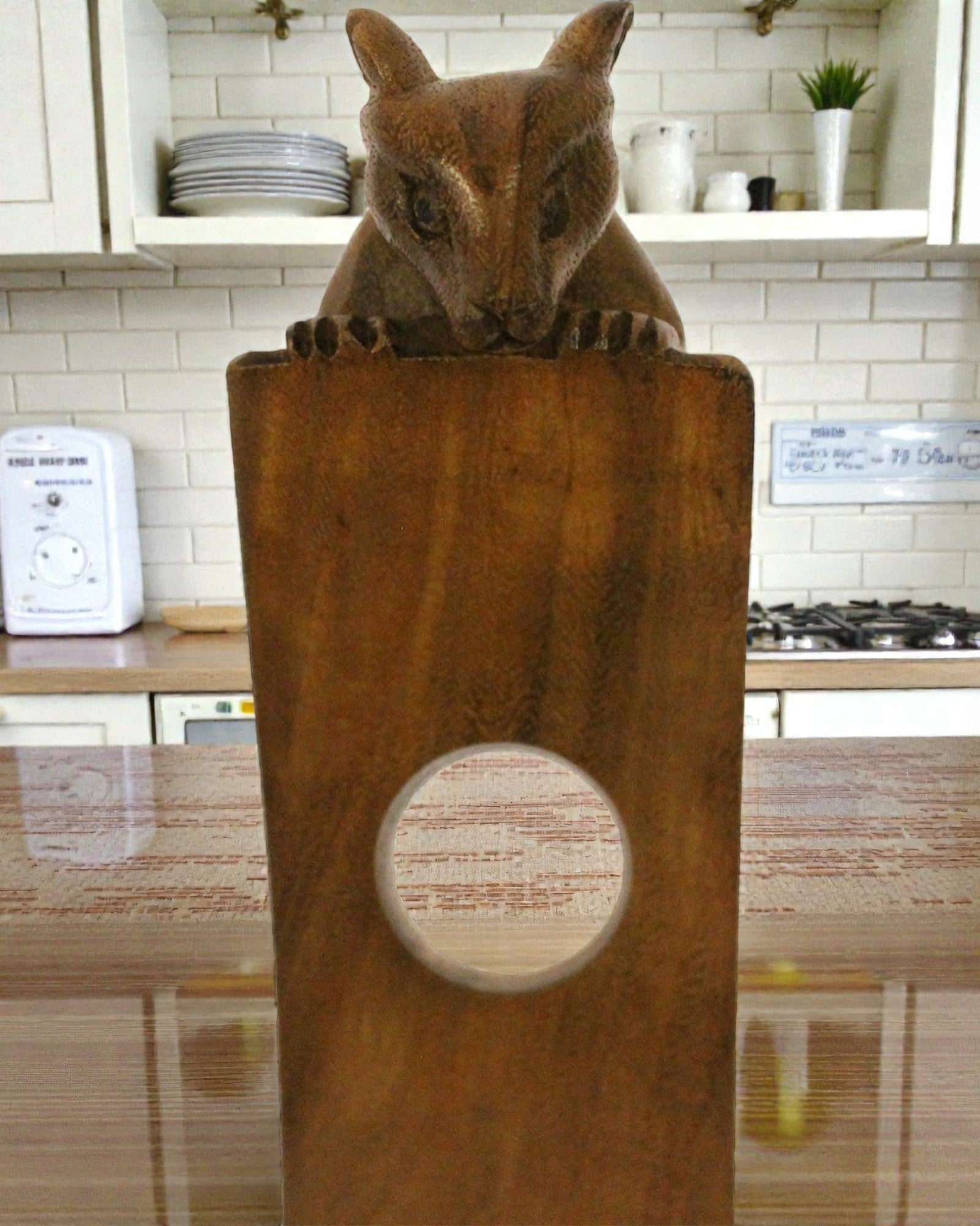 Leśna Równowaga – Rzeźbiony Balansujący Uchwyt na Wino z Myszką