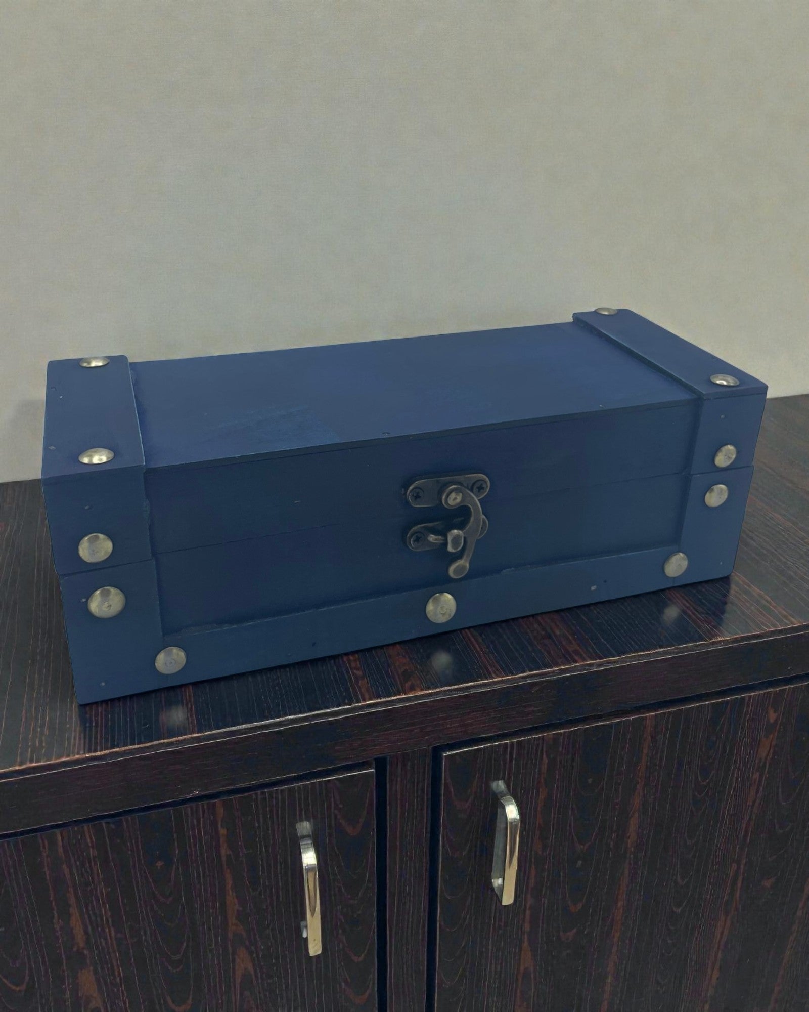 Štíhla oceánska archa – dlhá modrá truhlica