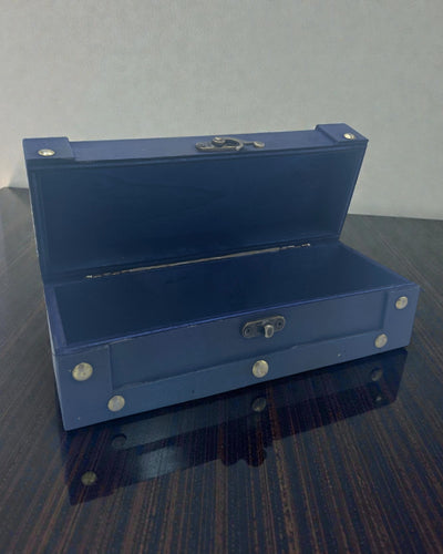 Štíhla oceánska archa – dlhá modrá truhlica