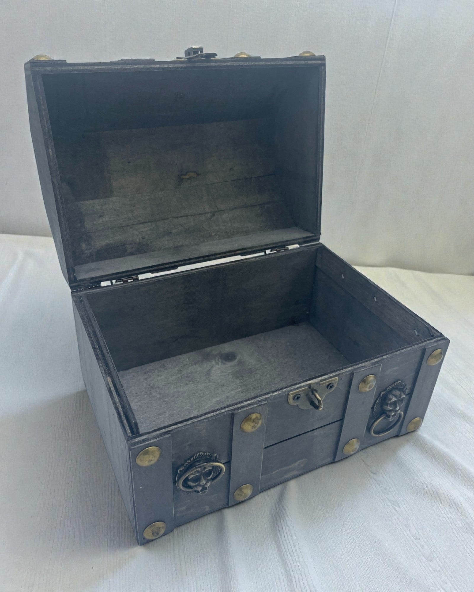 Arka Poszukiwacza Skarbów – Duża Szara Skrzynia Vintage z Metalowymi Okuciami