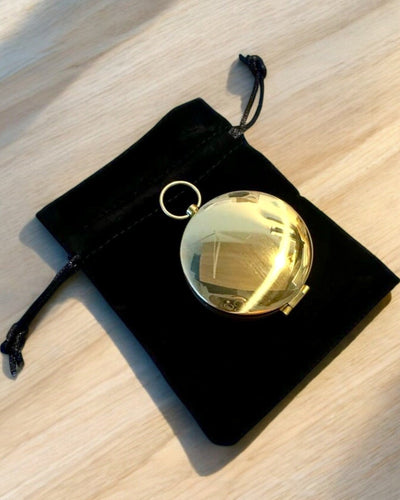 Vodotesný Mosadzný Kompas so Svietiacim Efektom - Nevyhnutnosť na Turistiku a Kemping, personalizácia gravírovaním