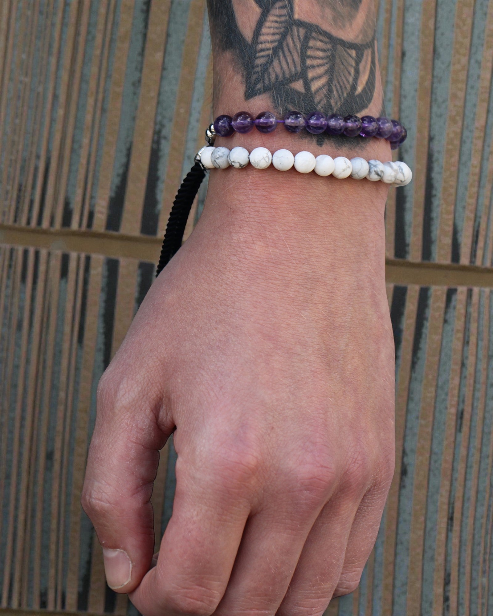 Oceánsky pokoj – náramok s bielym howlitom a striebrom 925 na tmavomodrej šnúrke