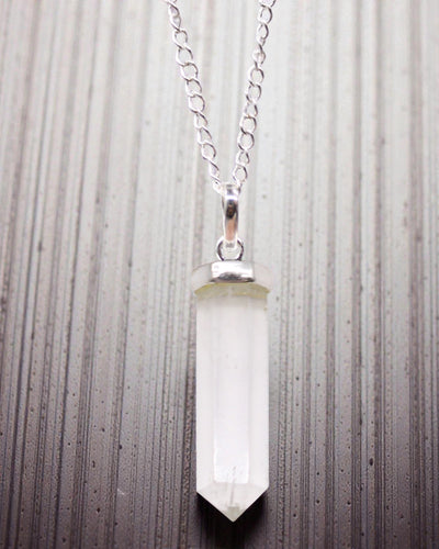 Crystal Point – Klasyczny Wisior Punktowy z Kwarcu Górskiego